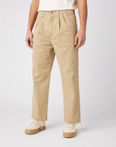 MĘSKIE SPODNIE MATERIAŁOWE WRANGLER CASEY PLEATED CHINO SADDLE W15L50327 112141177